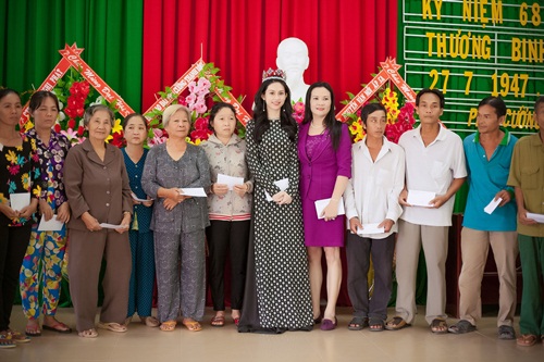 Hoa hậu đông Nam Á Triều Thu xúc động bên các Mẹ Việt Nam anh hùng 7
